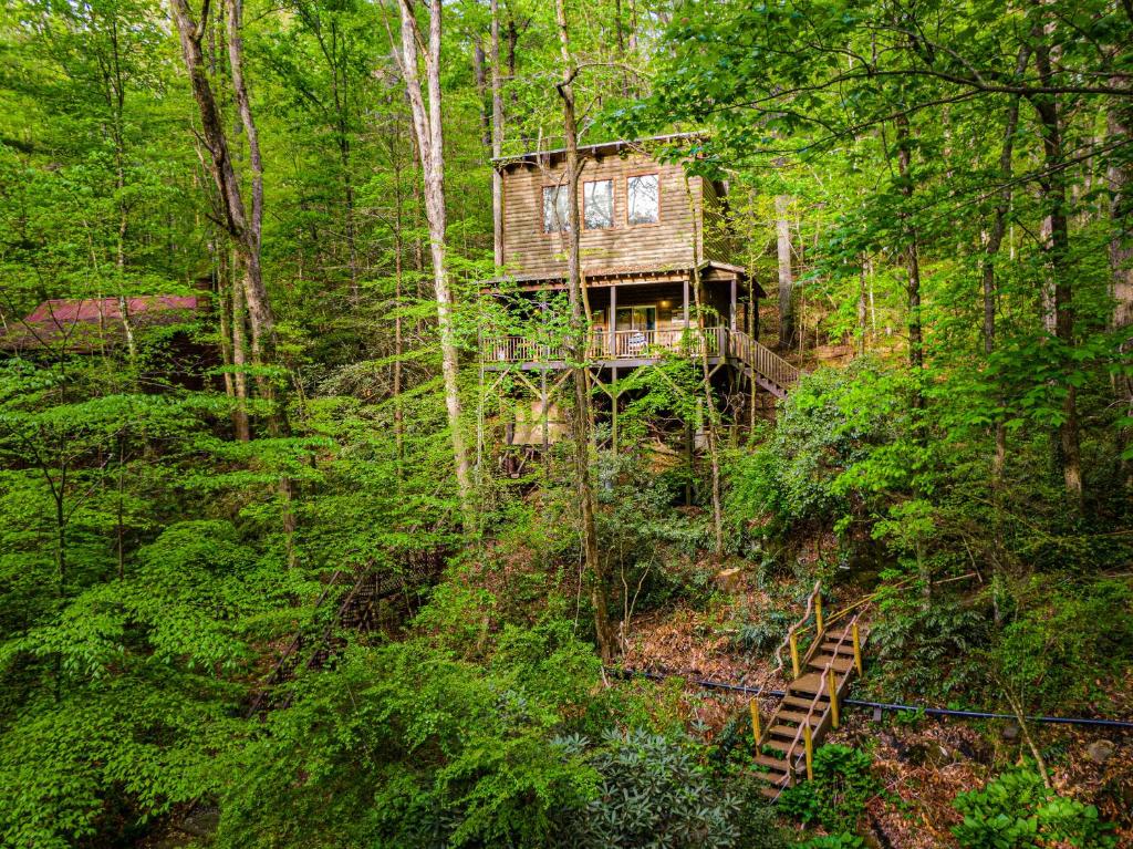 The TreeHouse - Rocking Chair Deck with Hot Tub below, Walking Distance to Downtown Helen, Sleeps 5